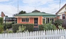 615 Peel Street North, Black Hill